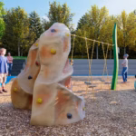 parcours ludique avec rochers escalade pour enfants